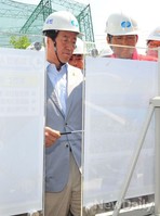 [포토]발전소 관계자 설명 듣는 정몽준 서울시장 후보