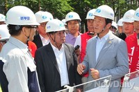 [포토]서울발전소 설명 듣는 정몽준 서울시장 후보