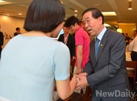 [포토]기자들과 악수하는 박원순 후보