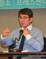 [포토]상의 벗고 토론회 시작하는 박종진 앵커