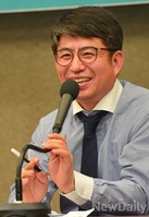 [포토]보수교육감후보 아내와 토론회 가지는 박종진앵커