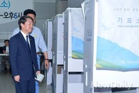 [포토]기표소로 들어가는 송영길-안철수