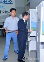 [포토]사전투표 하는 송영길-안철수