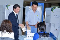 [포토]사전투표용지 투표함에 넣는 송영길-안철수