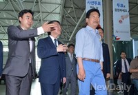 [포토]인천공항 사전투표소 방문한 송영길-안철수