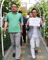 [포토]성명서 전달 위해 들어가는 변희재 대표