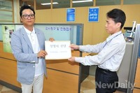 [포토]감사원에 성명서 전달하는 애국보수 단체 회원들