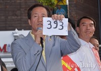 [포토]서울시 재건축 허가요청 '393건', 손수 그린 숫자 든 정몽준 후보