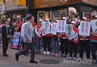 [포토]혜화거리 걷는 정몽준 후보