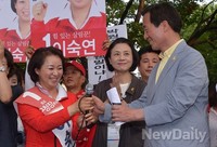 [포토]이숙연 종로구청장 후보에게 마이크 건네받는 정몽준 서울시장 후보