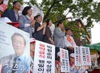 [포토]세 공동선대위원장 머리 맞댄 정몽준 후보 혜화거리 유세