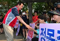 [포토]청파동 주민만난 정몽준 후보