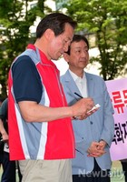 [포토]주민요구사항 메모하는 정몽준 후보