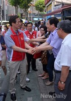 [포토]정몽준 후보 웃으며 맞이하는 시민들