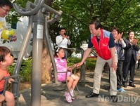 [포토]청파어린이공원 방문한 정몽준 후보