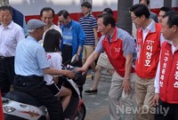 [포토]정몽준 후보, 지나가는 시민들도 '안녕하세요!'