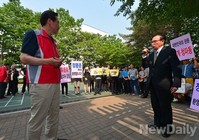 [포토]주민에게 건의사항 듣는 정몽준 후보