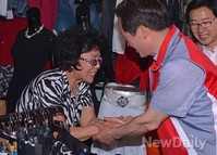 [포토]옷가게 상인도 '안녕하세요!', 웃으며 인사하는 정몽준 후보