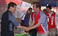 [포토]정몽준 후보, 시장상인과 꼭 잡은 손