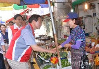 [포토]시장 상인들과 눈높이 맞추며 인사하는 정몽준 후보