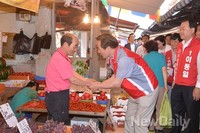 [포토]'안녕하세요' 눈 맞추며 인사하는 정몽준 후보