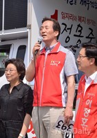 [포토]유세차량 앞에서 지지호소하는 정몽준 후보