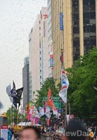 [포토]청계광장 인근 건물에서 뿌려지는 유인물