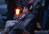 촛불을 든 어린이..서울도심 행진