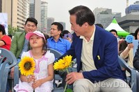 [포토]아이와 인사 나누는 정몽준 서울시장 후보