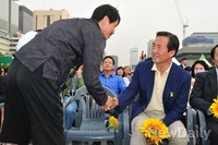 [포토]시민들과 인사 나누는 정몽준 후보