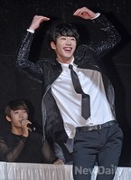 [포토]유키스, 팬들에게 하트 날리는 새 멤버 준