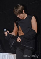 [포토]유키스, '복근 자랑 끝'주섬주섬 옷 추스리는 훈