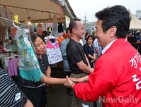 [포토]상인과 인사하는 남경필 후보