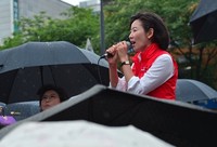 [포토]비 맞으며 선거유세 하는 나경원 전 의원