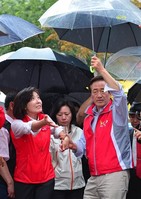 [포토]우산들고 등장한 정몽준 후보