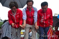 [포토]시민들에게 인사하는 정몽준-김규성 후보