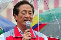 [포토]비 맞으며 총력유세 이어가는 정몽준 서울시장 후보