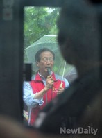 [포토]주민들에게 한 표 호소하는 정몽준 후보