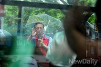 [포토]손흔드는 '정몽준 서울시장 후보' 답하는 '주민'