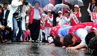 [포토]비오는 '창동역' 절하는 '정몽준' 서울시장 후보