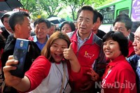 [포토]지지자와 함께 사진찍는 정몽준 서울시장 후보