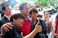 [포토]청년들과 사진찍는 정몽준 서울시장 후보