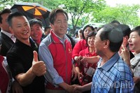 [포토]주민들과 악수 나누는 정몽준 서울시장 후보