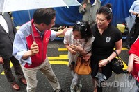 [포토]주민들과 인사 나누는 정몽준 서울시장 후보