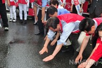 [포토]도봉구민에게 큰절 올리는 정몽준 서울시장 후보