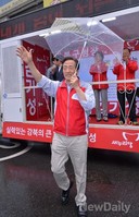 [포토]미아사거리 지나가는 시민들에게 크게 인사하는 정몽준 후보