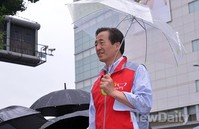 [포토]비오는 궂은 날씨에도 유세 이어가는 정몽준 후보