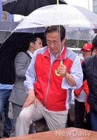 [포토]연설 위해 단상 오르는 정몽준 후보