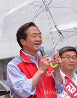 [포토]웃으며 지지 호소하는 정몽준 후보