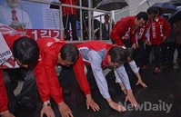 [포토]젖은 바닥 위, 큰절하는 정몽준 후보